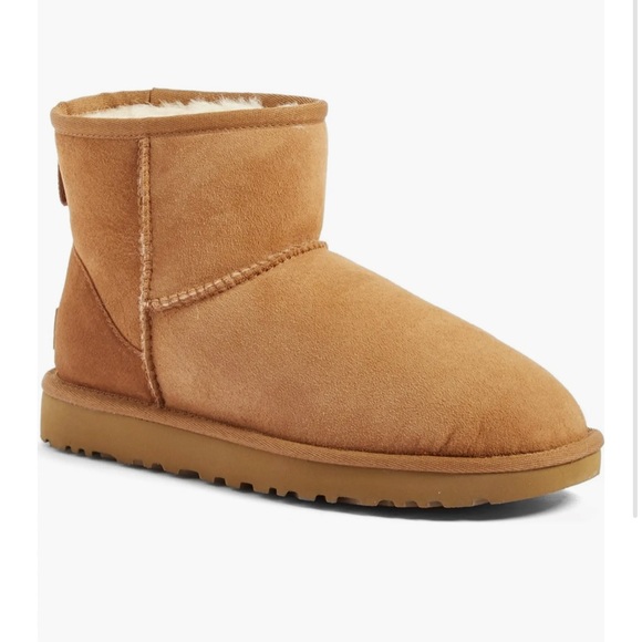 UGG Classic Mini II Genuine Shearling Lined Boot Women’s size 7 - Picture 1 of 10